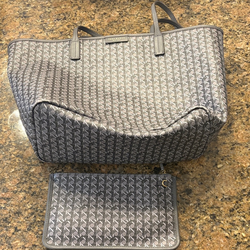 ⭐️⭐️SALE🌟🌟 Tory Burch Gray Patterned Tote